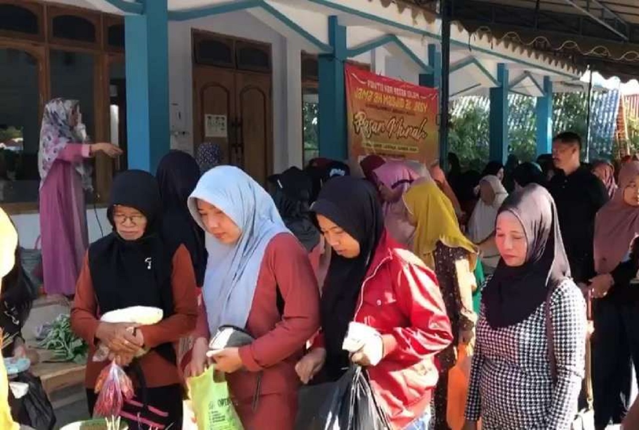 Warga Desa Sidoharjo, Pulung, Ponorogo berburu pasar murah yang digagas jemaah Masjid Al Arsy untuk sedekah. SP/ PNG