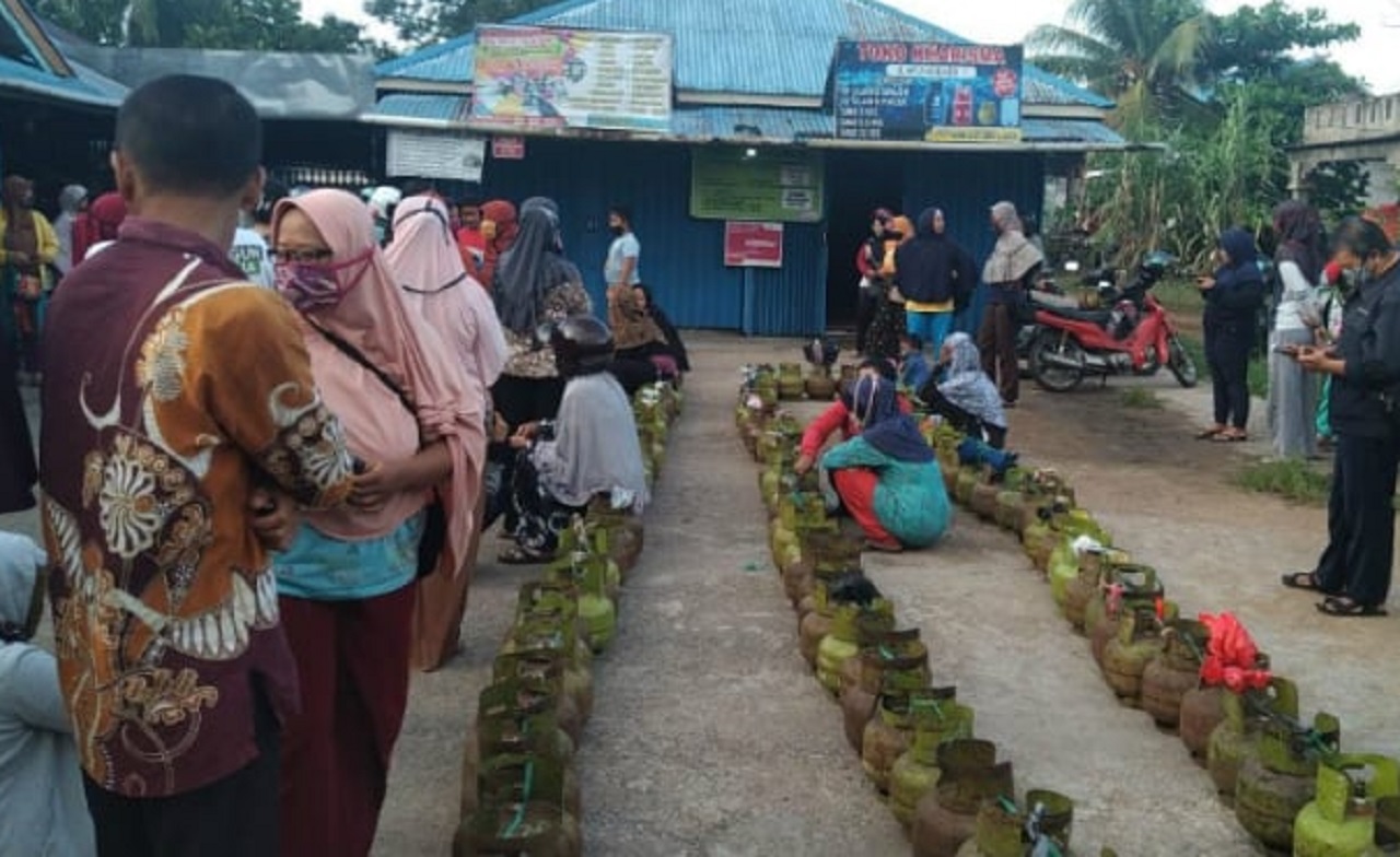 Ilustrasi. Kerumunan warga di Kota Blitar yang antre membeli elpiji 3 kg. SP/ BLT