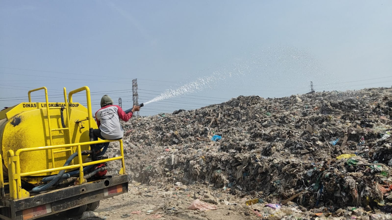 Truk tangki milik DLH Kota Mojokerto melakukan pembasahan sampah.