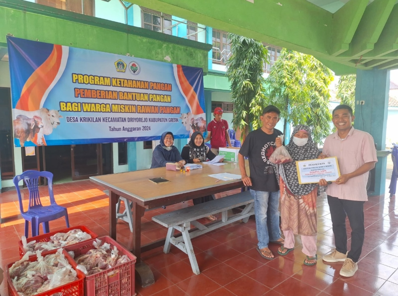 Warga penerima manfaat saat menerima BLT Dana Desa 2024  bertempat di Balai Desa Krikilan, Kecamatan Driyorejo, Gresik. SP/M Aidid