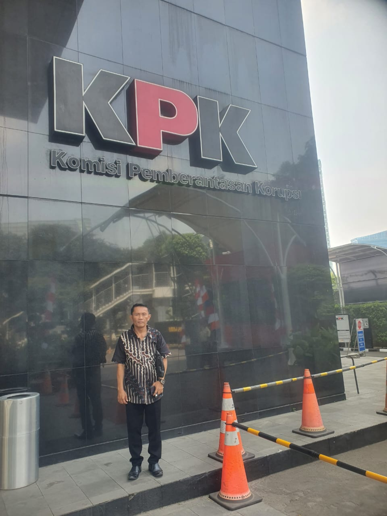 Pelapor, H. Mohammad Siddik SH, saat berada di depan Kantor KPK RI di DKI Jakarta.