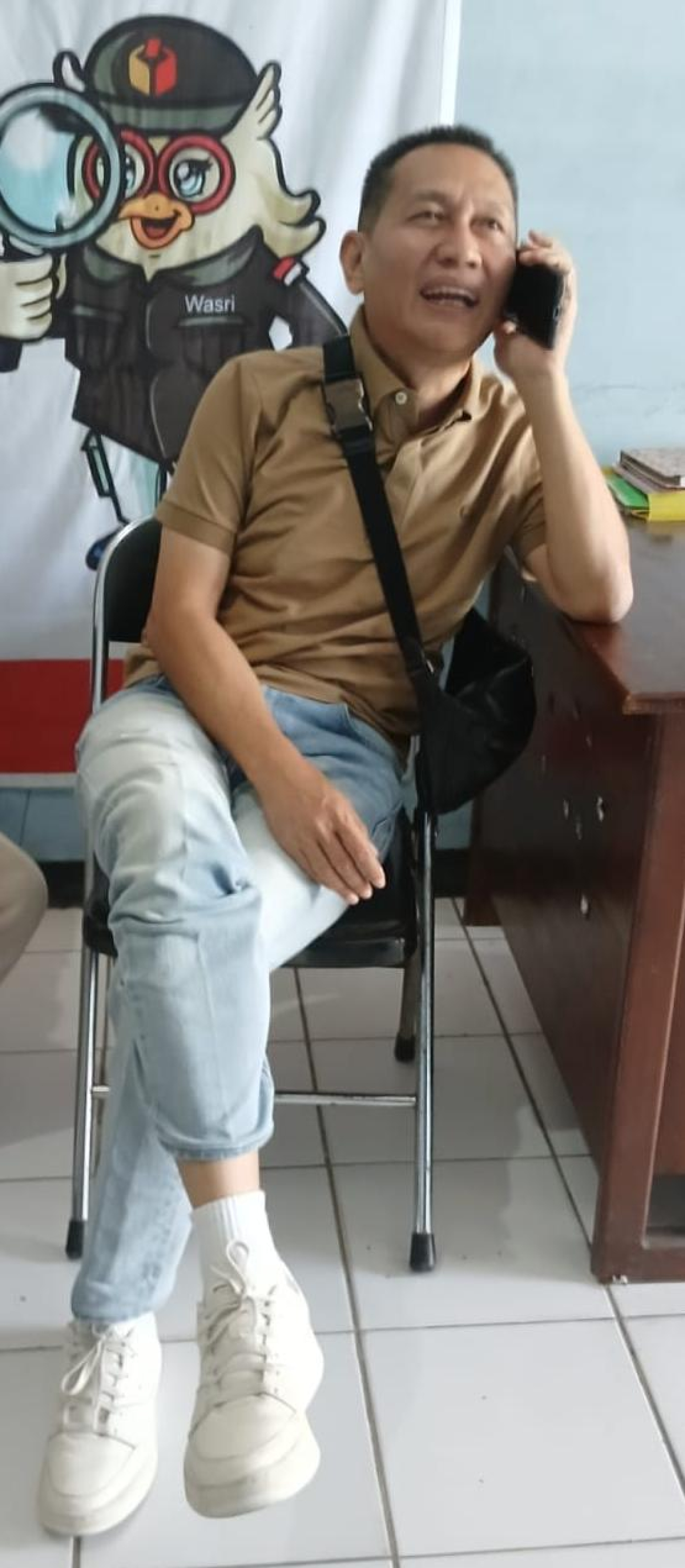 Toni pengusaha tembakau saat berada di Kantor Bawaslu menunggu pemeriksaan. SP/MUHAJIRIN