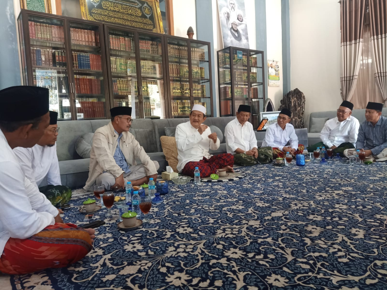 Abdul Ghofur saat bersilaturahmi ke KH. Ubaidillah Faqih ditemani Suhandoyo, Tsalits Fahami, Khusnul Yaqin, Kesan dan timnya. SP/MUHAJIRIN