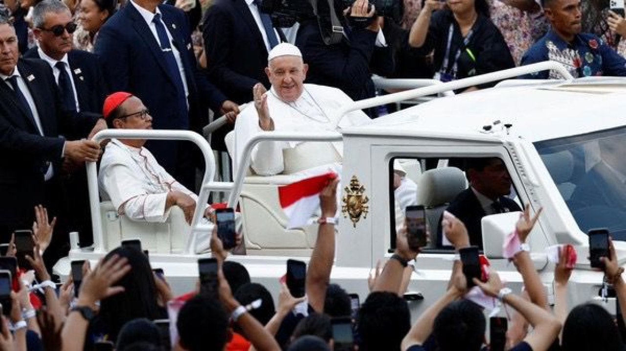 Momen Paus Fransiskus menaiki mobil Maung Popemobile khusus buatan PT Pindad saat misa akbar di Gelora Bung Karno Jakarta.
