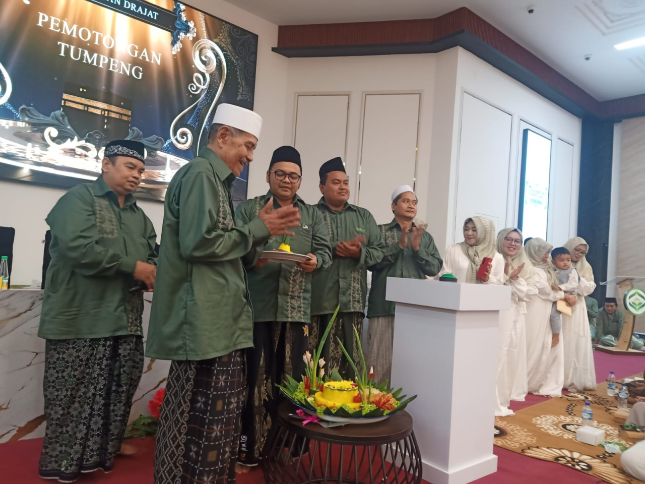 Pengasuh PP. Sunan Drajat, KH. Abdul Ghofur usai memotong tumpeng menandai telah diresmikannya Hall Sunan Drajat. SP/Muhajirin