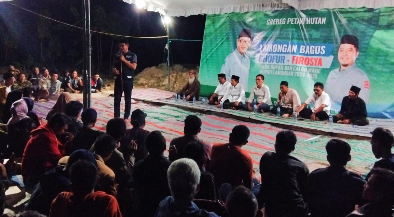 Abdul Ghofur calon bupati Lamongan saat menyapa berdialog dengan Masyarakat Tepi Hutan Lamongan. SP/MUHAJIRIN