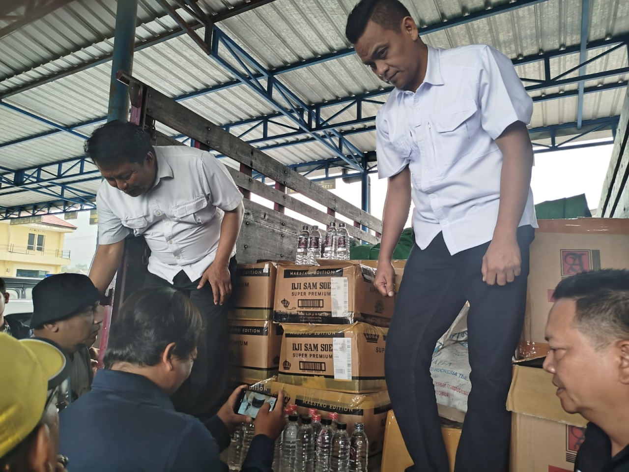 Petugas menunjukkan barang bukti berupa ribuan botol miras. SP/Lestariono