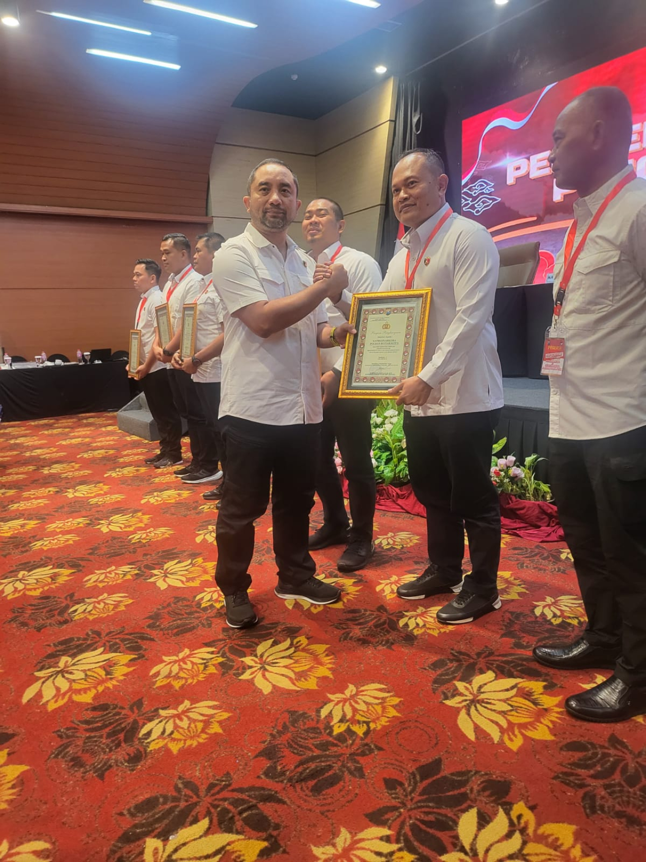 Kasat Reskoba Res Polres Blitar Kota Iptu Richi Terima Piagam Penghargaan dari Dirreskoba Kombes Pol Robert Dacosta. SP/Lestariono