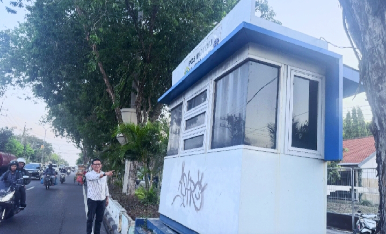 Ketua DPRD Gresik Sementara Abdullah Hamdi saat melakukan inspeksi mendadak (sidak) pos pantau milik Dinas Perhubungan di Jalan Veteran Gresik. SP/M Aidid