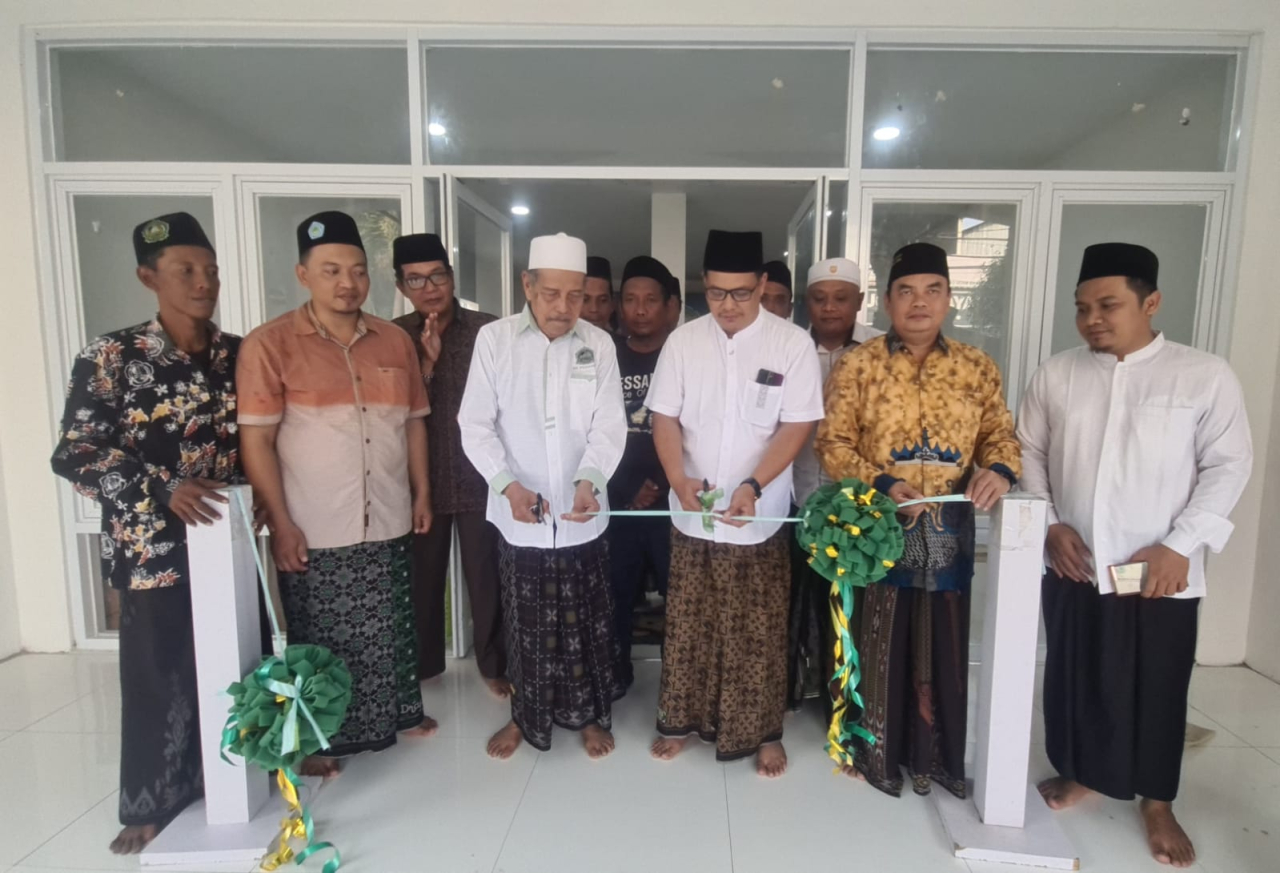 Pengasuh Pondok Pesantren Sunan Drajat, KH. Abdul Ghofur dan ketum PP. PESSANDRA saat menggunting pita seiring dengan peresmian kantor alumni Sunan Drajat. SP/MUHAJIRIN