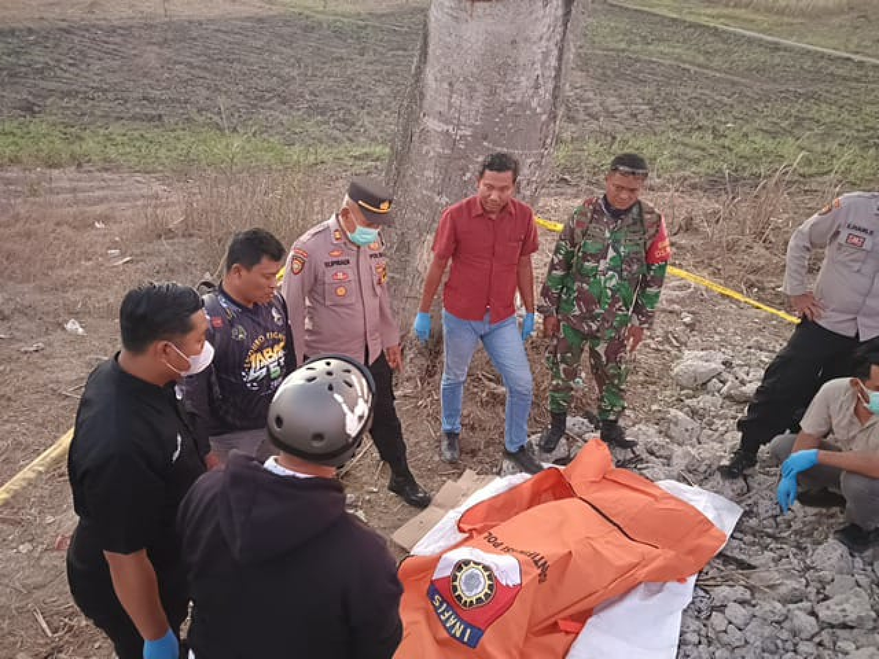 Petugas saat mengevakuasi jenazah korban. SP/Lestariono