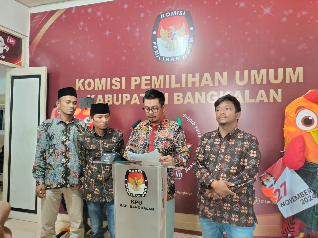 Ketua KPU Bangkalan Elmi Abbas saat membacakan penetapan pasangan calon