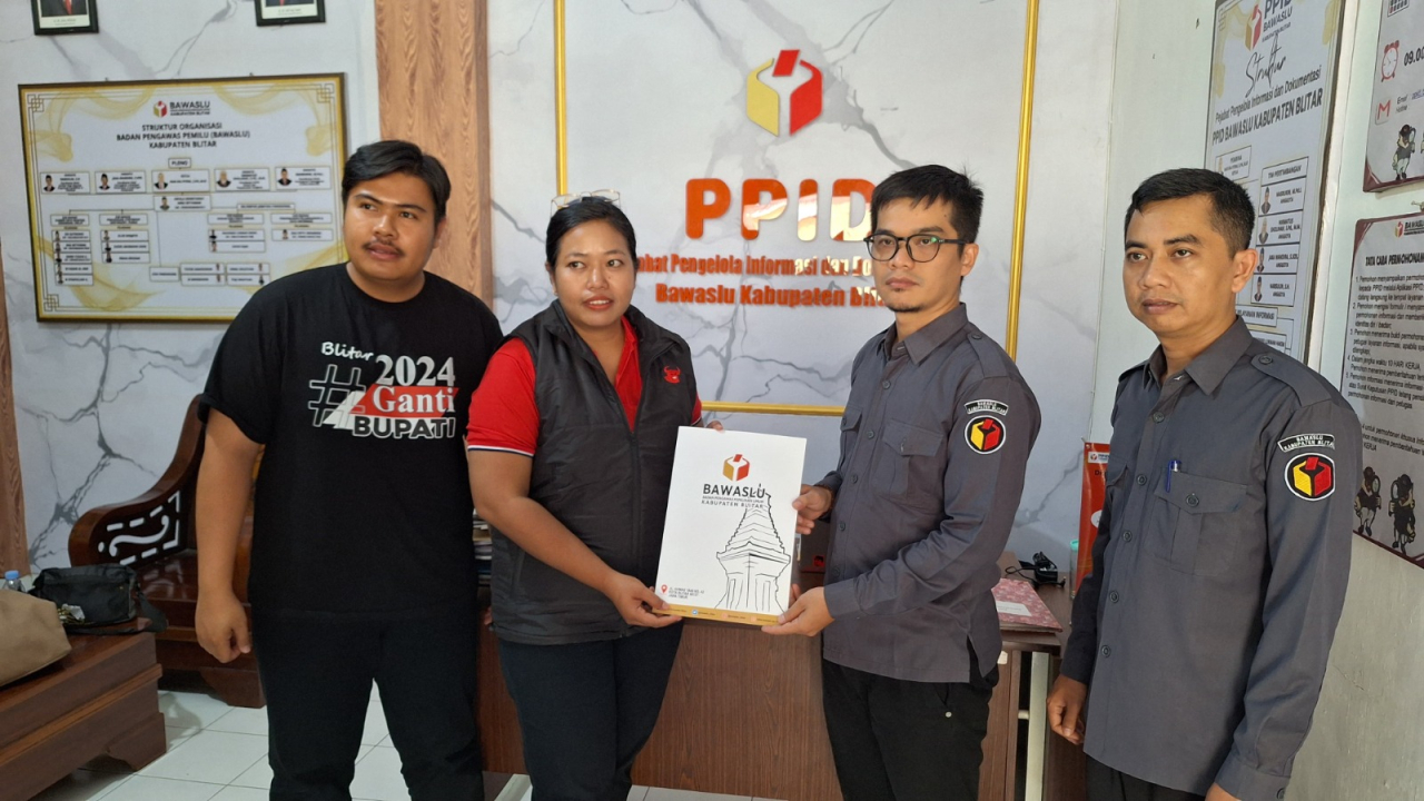 Staf Sekretariat Bawaslu Kabupaten Blitar menerima laporan dari Tim Kampanye Paslon 01. SP/Lestariono
