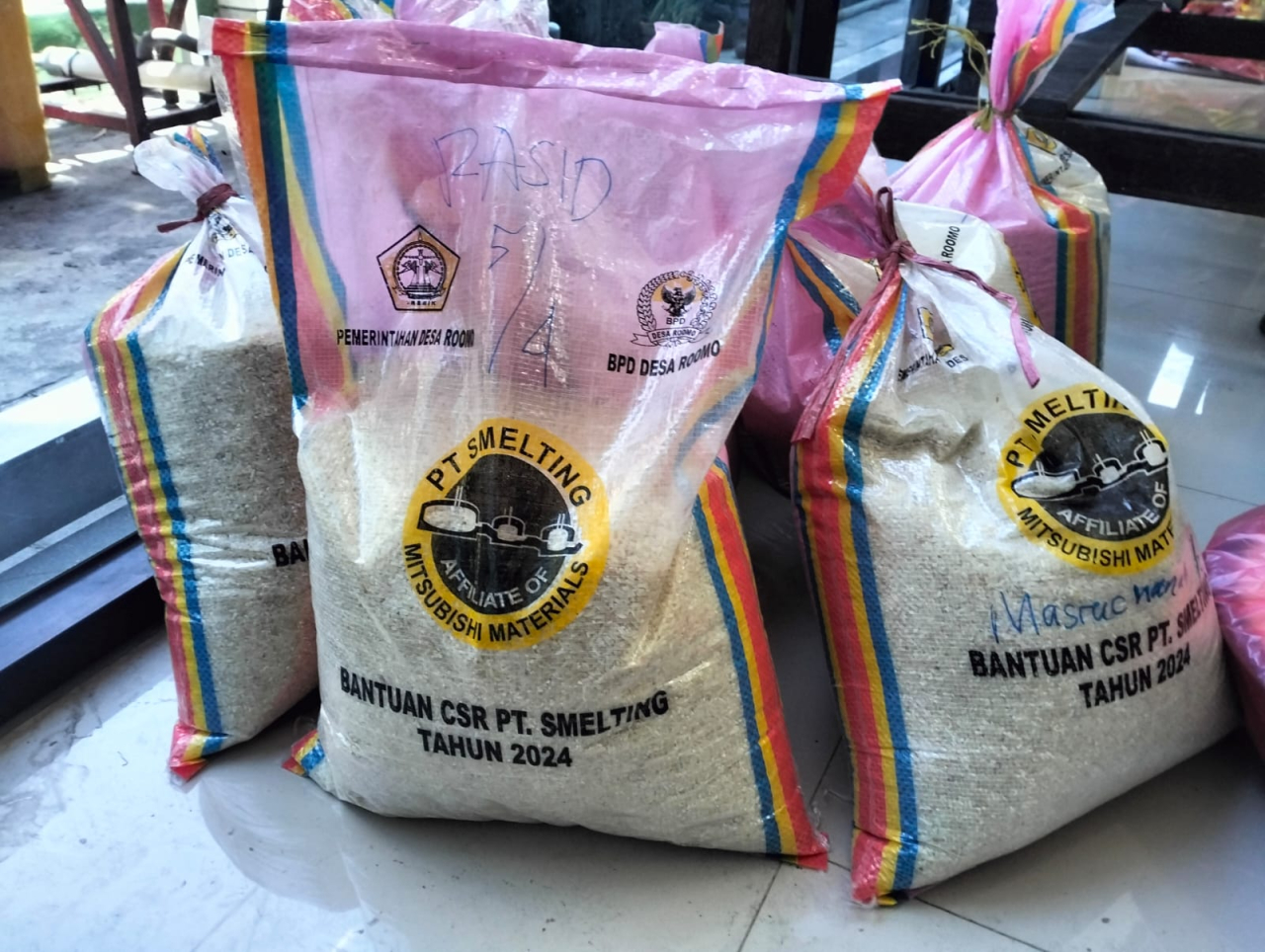 Beras apek CSR PT Smelting yang dibagikan kepada warga Desa Roomo Manyar, Gresik. SP/M Aidid