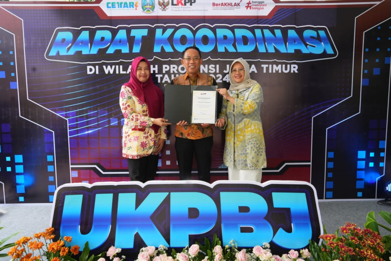 Sekdakot Mojokerto Gaguk Tri Prasetyo saat menerima penguargaan UKPBJ Level 3 Proaktif dari LKPP. SP/Dwy AS