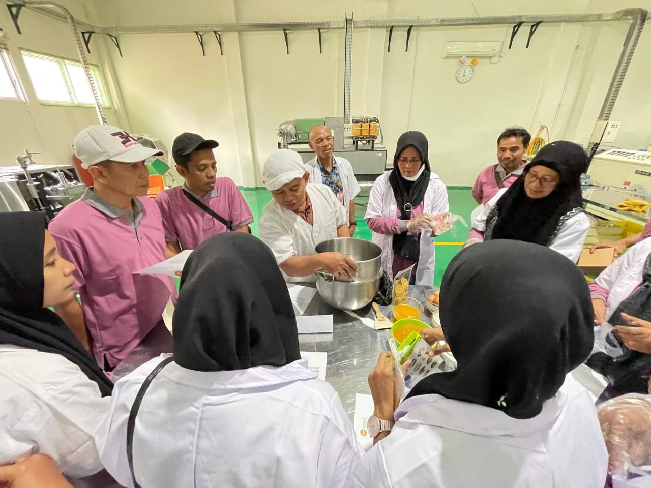 Suasana pelatihan makanan pengolahan mangga oleh Disperindag Jatim kepada warga Desa Gedangan, Kecamatan Sidayu, Gresik. SP/M Aidid 