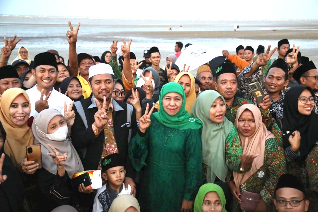 Calon Gubernur Jatim Khofifah Indar Parawansa bersama Forum Madin Tuban.