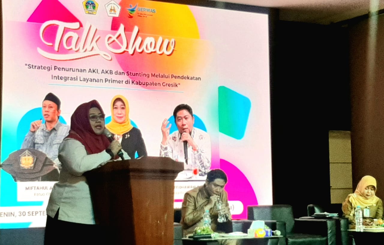 Plt Bupati Gresik Aminatun Habibah saat membuka kegiatan talk show yang digelar Dinas Kesehatan dan Komunitas Wartawan Gresik di GNI Jl Pahlawan Gresik, Senin (30/9). SP/M Aidid