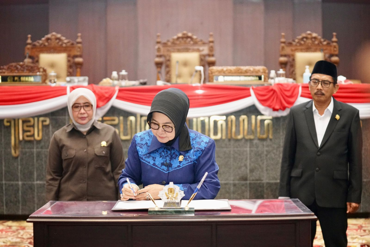 Wakil Ketua Semenatara DPRD Jatim Wara Sundari Renny Pramana menandatangani berita acara penetapan Calon Pimpinan DPRD Jatim definitif didampingi Anik Maslachah dan Musyafak Rouf dalam Paripurna, Senin 30/9/2024. SP/Riko Abdiono