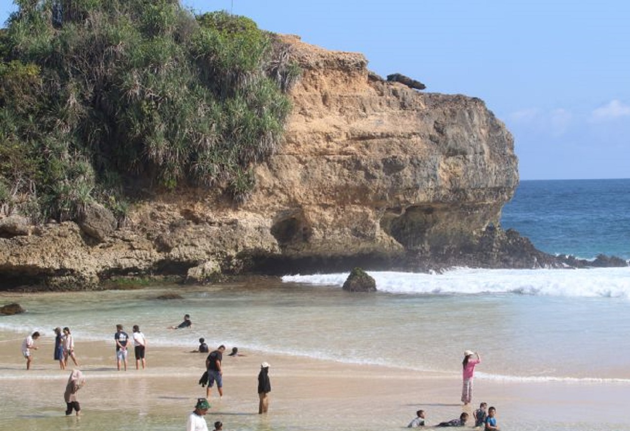 Sejumlah pengunjung bermain air di Pantai Pudak, Kabupaten Blitar, Jawa Timur. SP/ BLT