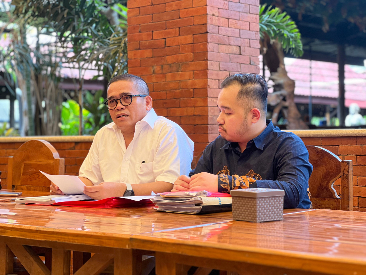 Kuasa Hukum Terdakwa, Justin Malau (kiri) saat jumpa pers