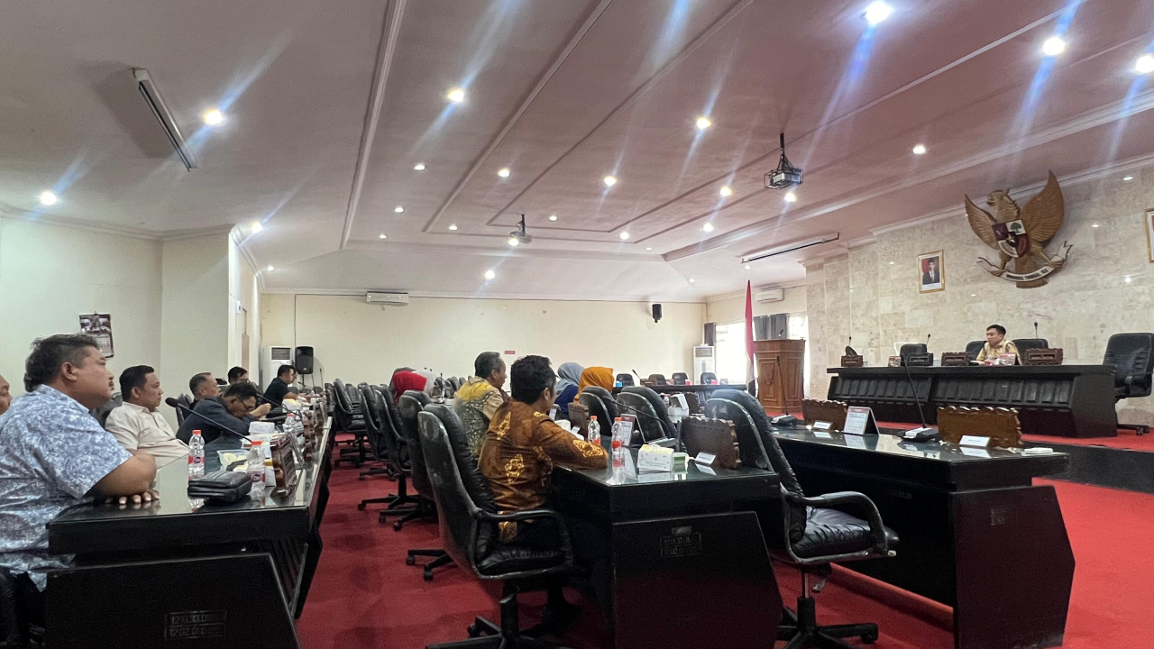 Wakil Ketua DPRD Kota Kediri, Sudjono Teguh Wijaya saat memimpin rapat diruang Paripurna