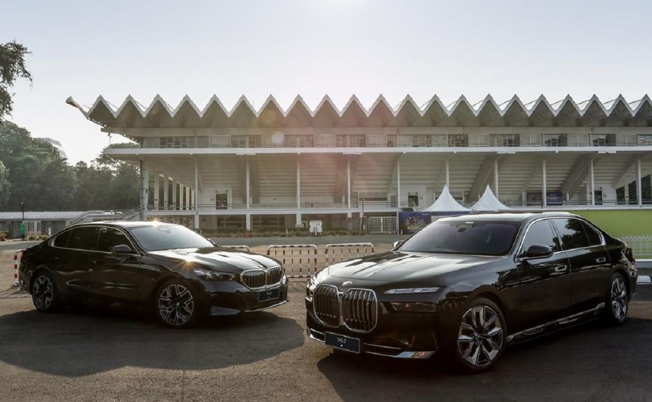 BMW i5 eDrive40 M Sport dan BMW i7 xDrive Gran Lusso yang diserahkan ke Kemensetneg. SP/ JKT