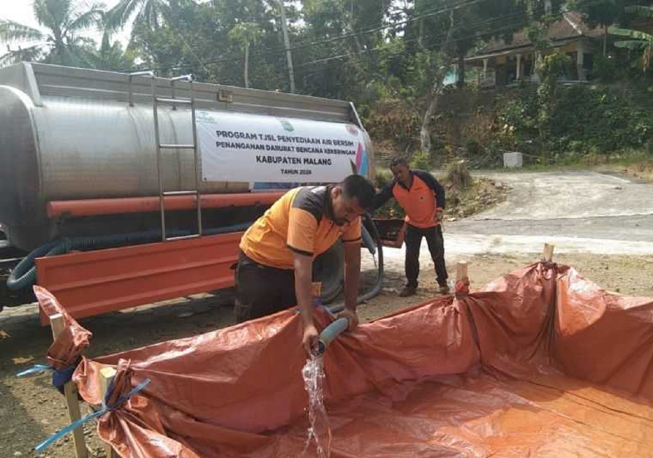 Petugas BPBD Kabupaten Malang saat menyalurkan bantuan air bersih ke beberapa Desa yang terdampak kekeringan. SP/ MLG