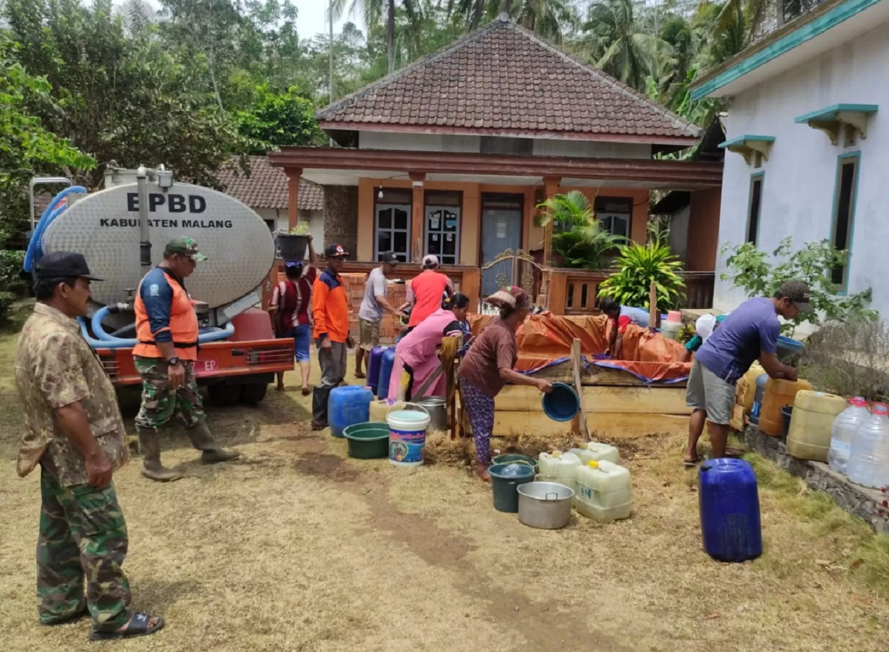 Petugas BPBD Malang saat mendistribusikan air bersih di wilayah Malang, Jawa Timur. SP/ MLG