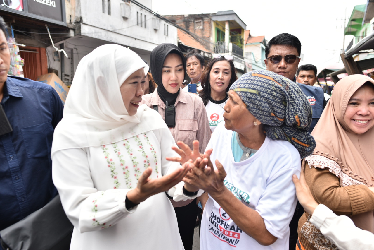 Calon Gubernur Jatim nomer urut 2, Khofifah Indar Parawansa, berdialog dengan salah satu pedagang di pasar PPI, Surabaya, Selasa (15/10/2024). Sp/Arlana