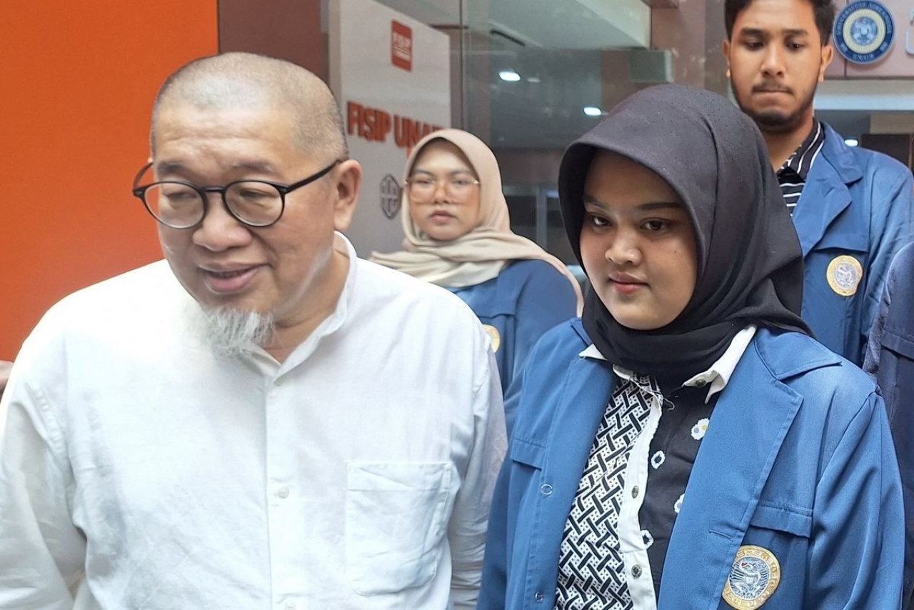 Dekan FISIP Unair Prof Dr. Bagong Suyanto, usai berdialog dengan Presiden BEM Tuffahati Ullayyah Bachtiar, di Kampus FISIP Unair, Senin (28/10/2024). SP/LNI