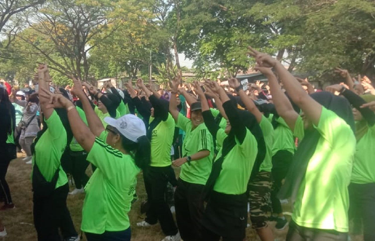 Serangkaian acara gerak senam gembira bersama ratusan kaum perempuan  pada Minggu (06/10/2024) pagi. SP/ HDK