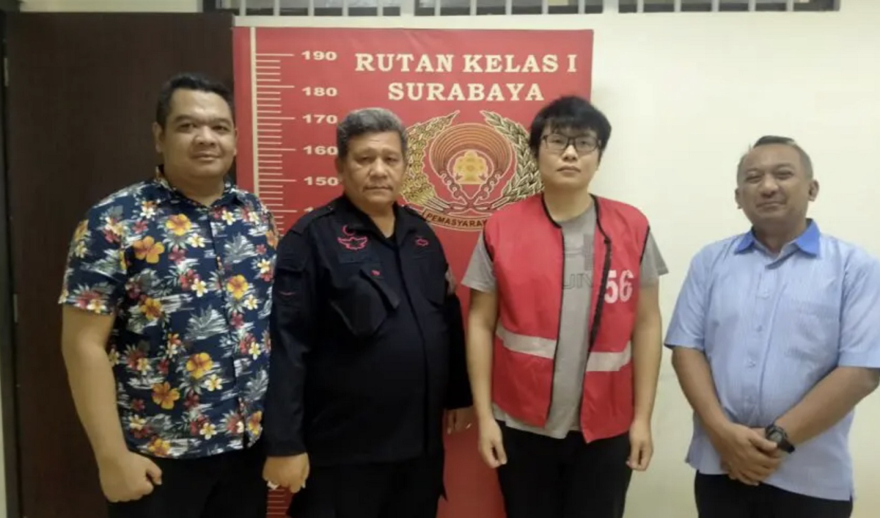 Ekspresi Ronald Tannur, yang dieksekusi oleh tim Kejagung RI, Kejati Jatim dan Kejari Surabaya untuk menjalankan putusan Kasasi Mahkamah Agung selama 5 tahun penjara. Ronald langsung dieksekusi ke Rutan Medaeng.