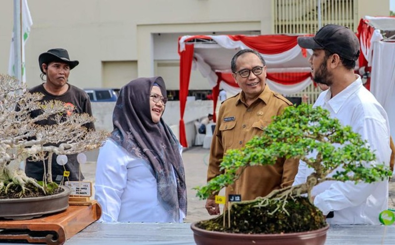 Plt Bupati Gresik, Aminatun Habibah di acara Expo Pesona Bonsai. SP/ GRS