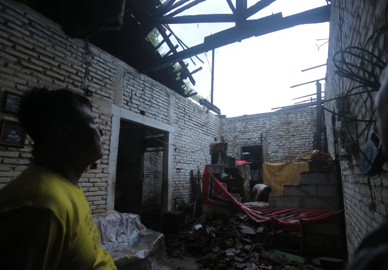 Kondisi rumah yang ditinggali Sri Lestantun usai roboh saat hujan deras, di Kelurahan Nambangan Kidul, Kota Madiun. SP/ MDN