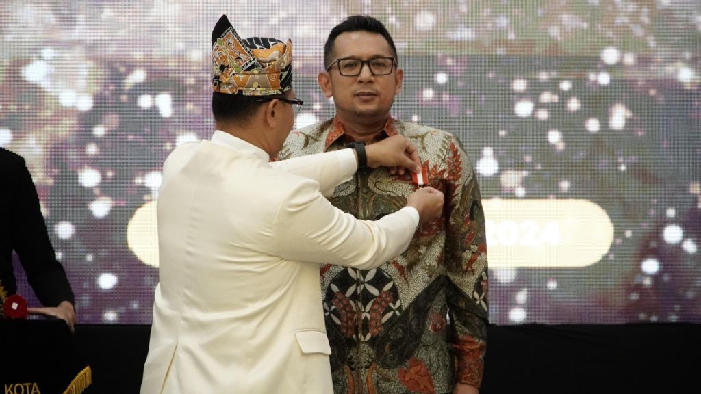 Lencana kehormatan tersebut disematkan secara langsung oleh Pj, Wali Kota Batu  Arie Agung Paewai