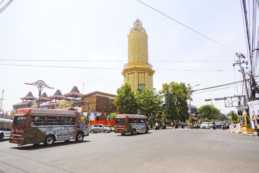Shuttle car WIKA saat melayani wisatawan keliling Kota Mojokerto