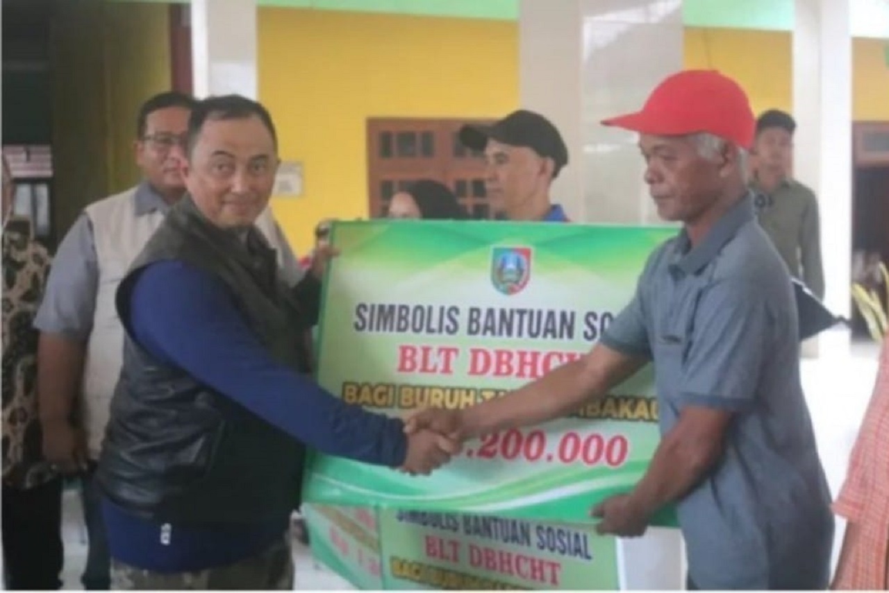 Buruh tani tembakau dan buruh pabrik rokok mendapatkan Bantuan Langsung Tunai (BLT) dari Pemkab Jombang. SP/ SAREP