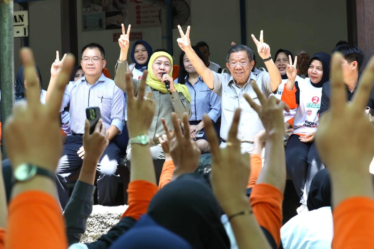 Calon Gubernur Jawa Timur No 2 Khofifah Indar Parawansa saat mengunjungi PT Kedawung Setia Industrial Tbk (KDSI) di Karang Pilang Surabaya. SP/ RIKO