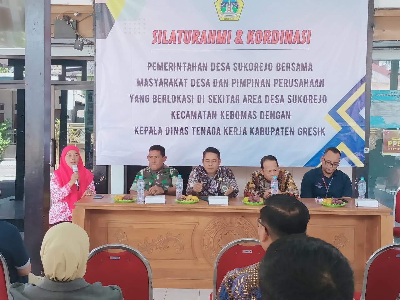 Suasana forum silaturahmi dan koordinasi yang digelar Pemdes Sukorejo yang ikut dihadiri Kadisnaker Gresik Zainul Arifin, Kades Fatkhur Rokhman dan anggota muspika serta perwakilan perusahaan. SP/ M.Aidid