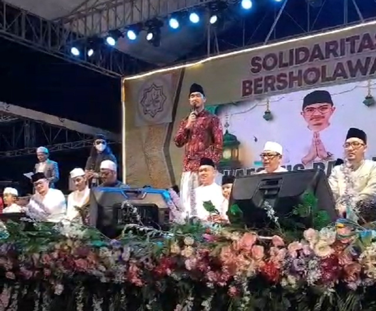 Didampingi Cabup dan Cawabup Ghofur - Sosa, Kaesang Pangarep mengajak masyarakat Lamongan untuk memilih paslon Bagus agar jalannya jadi mulus. SP/ MUHAJIRIN 