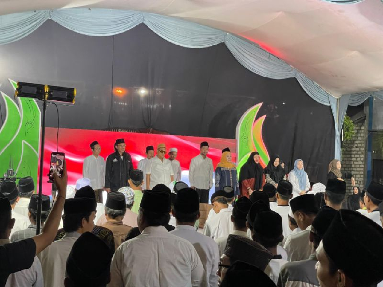 Suasana deklarasi Forbinu di halaman pondok pesantren Syaichona Cholil Bangkalan Kamis malam