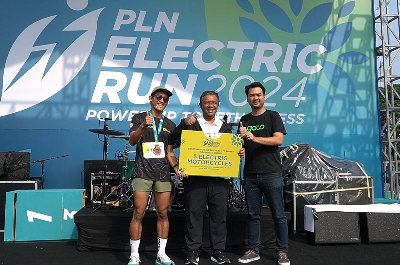 Direktur Legal & Manajemen Human Capital PLN, Yusuf Didi Setiarto (tengah) menyerahkan secara simbolis 5 unit motor listrik kepada perwakilan perusahaan Ojol dalam ajang PLN Electric Run 2024 yang digelar di Scientica Park, Gading Serpong, Tangerang pada 