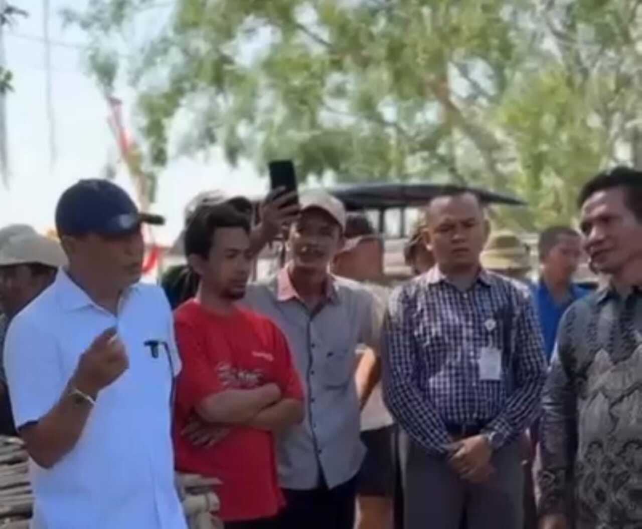 Calon Bupati Lamongan nomor urut 1, Abdul Ghofur saat blusukan dan menyapa para pedagang di Pasar Hewan. SP/MUHAJIRIN