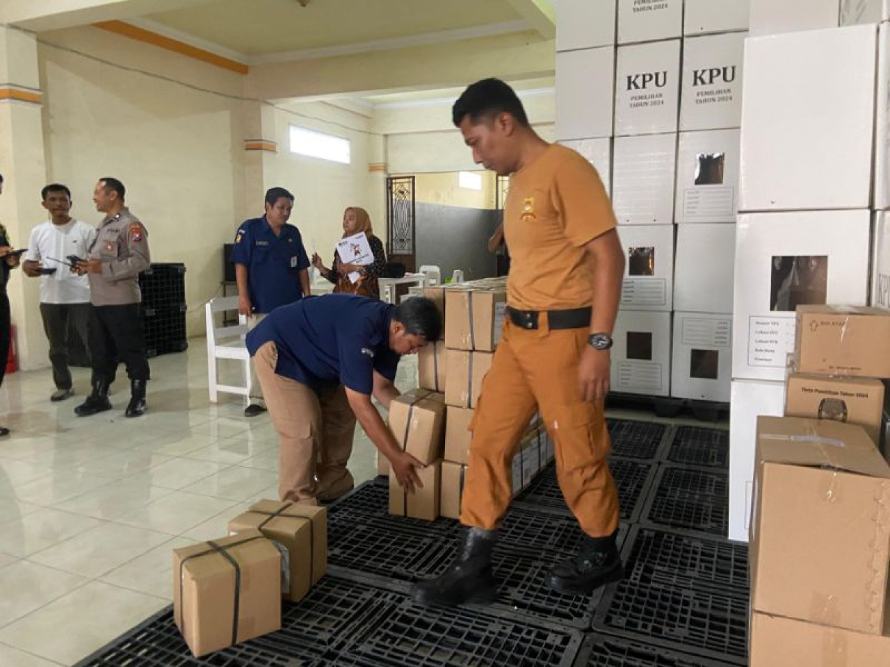 Ketua KPU Kota Blitar buka mobil yang angkut Box Sur Suara.