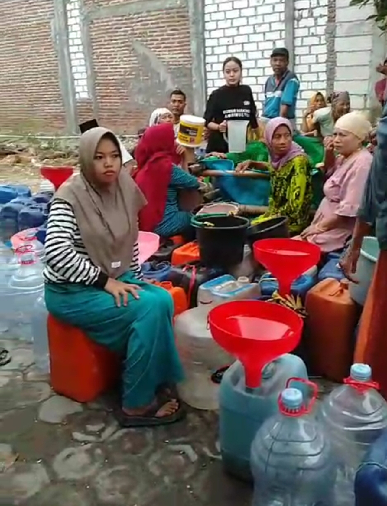 Warga Sarirejo berebut air bersih bantuan dari berbagai pihak.  FOTO:SP/ITS
