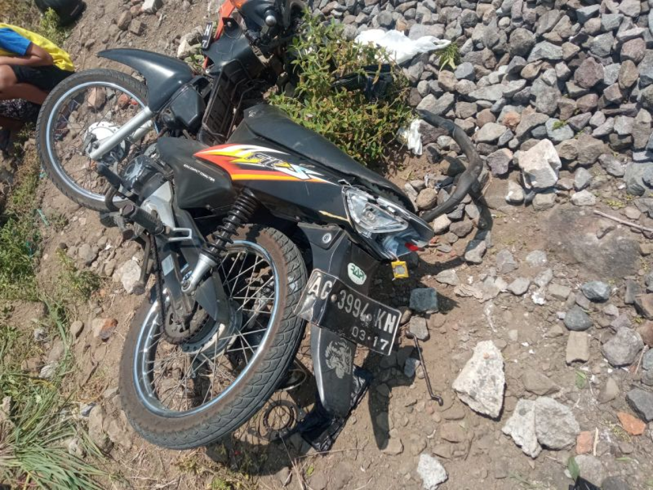 Motor korban yang hancur.