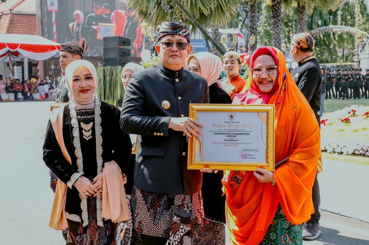 Plt Bupati Gresik Aminatun Habibah menerima penghargaan peringkat pertama di sektor investasi dari Plt Gubernur Jatim Ady Karyono di Gedung Grahadi Surabaya, Sabtu (12/10/2024). SP/ M.Aidid