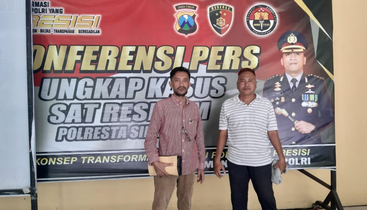 Ketua Pemuda - LIRA Sidoarjo, Fahmi Rosyidi, bersama Wahyu Budi Harto, seusai menyerahkan berkas laporan ke Polisi. SP/JUM