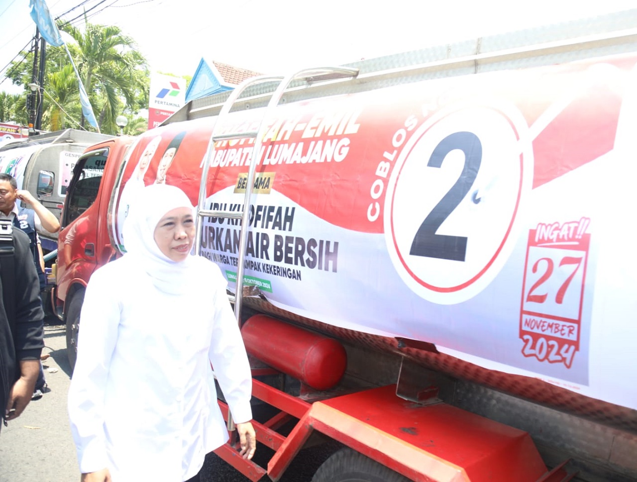 Calon Gubernur Jawa Timur Nomor Urut 2 Khofifah Indar Parawansa memberikan bantuan air bersih untuk lima desa terdampak kekeringan di Kabupaten Lumajang, Minggu (13/10/2024). SP/ RIKO